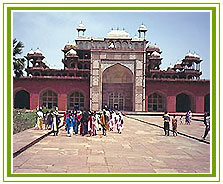 Sikandra Fort, Agra Travel Guide